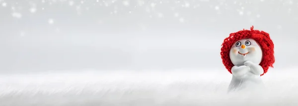 Snögubbe leksak på vintern bakgrund — Stockfoto