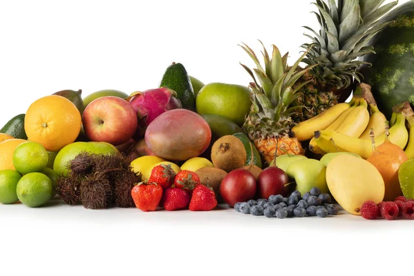 Pila de frutas frescas sobre blanco — Foto de Stock
