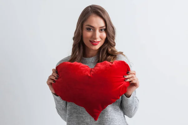 Mulher com travesseiro coração vermelho — Fotografia de Stock