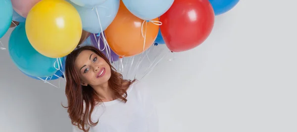 Kadın renkli balonlar ile — Stok fotoğraf