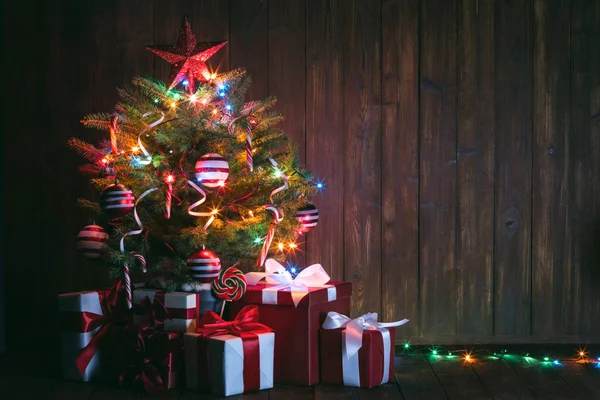 Árbol de Navidad decorado y regalos — Foto de Stock