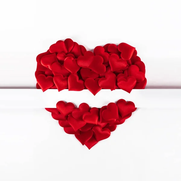 Sevgililer günü kalpleri üzerinde beyaz — Stok fotoğraf