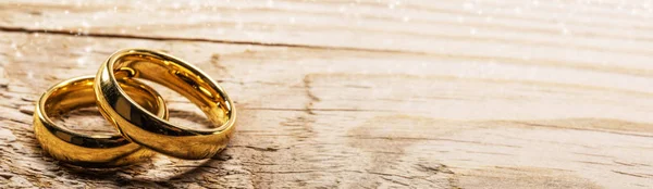 在木头上的金色结婚戒指。 — 图库照片