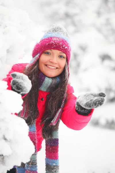 Mulher de inverno jogar bolas de neve — Fotografia de Stock
