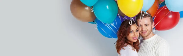 Coppia con palloncini colorati — Foto Stock