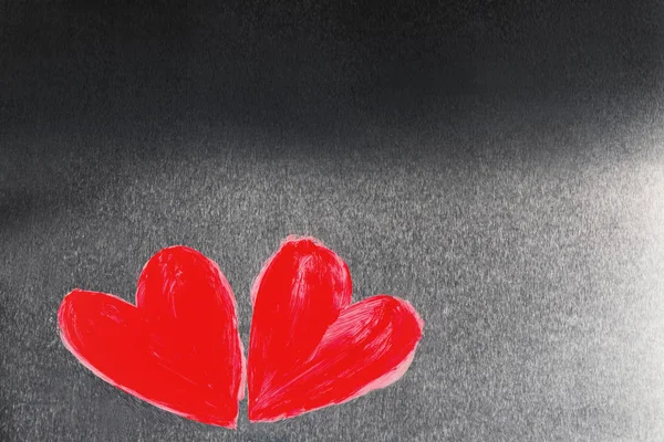 Két piros festett szív a fémen. — Stock Fotó