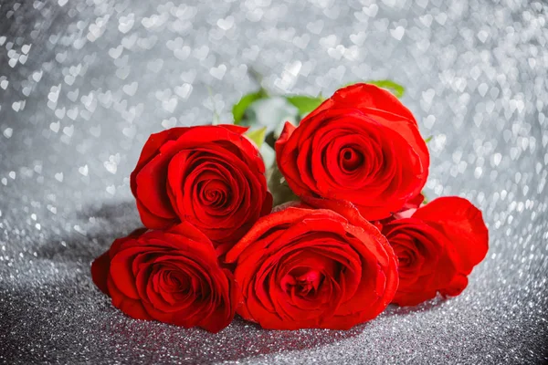 Rosas vermelhas no fundo do coração bokeh — Fotografia de Stock