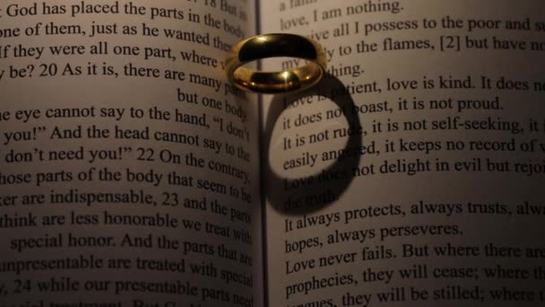 Anel Casamento Dourado Livro Bíblia Sagrada Com Sombra Forma Coração — Vídeo de Stock