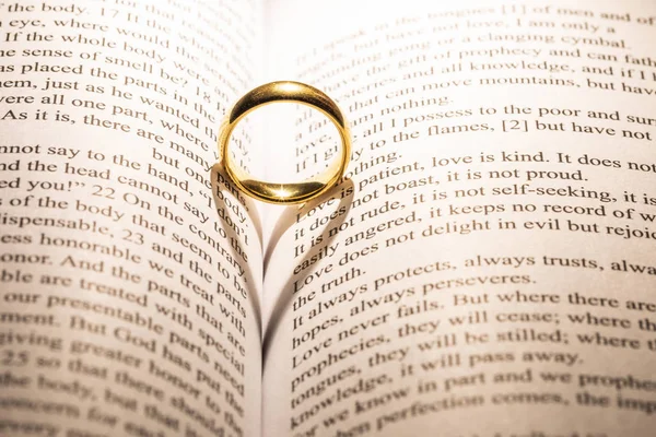 Bague de mariage en or sur le livre de bible — Photo