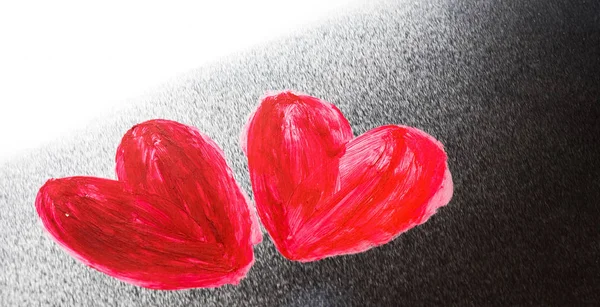 Zwei rot lackierte Herzen auf Metall — Stockfoto
