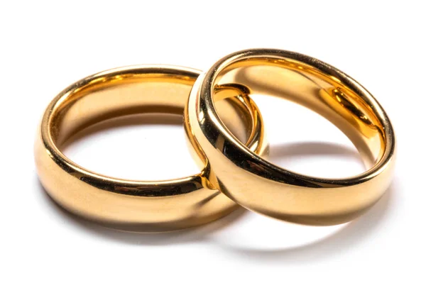 Zlaté snubní prsteny na bílém pozadí — Stock fotografie