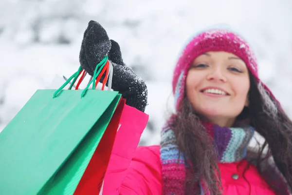 Compras mujer sosteniendo bolsas — Foto de Stock