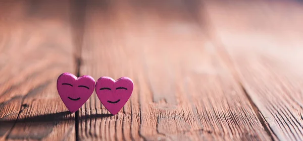 Два розовых улыбающихся сердца — стоковое фото