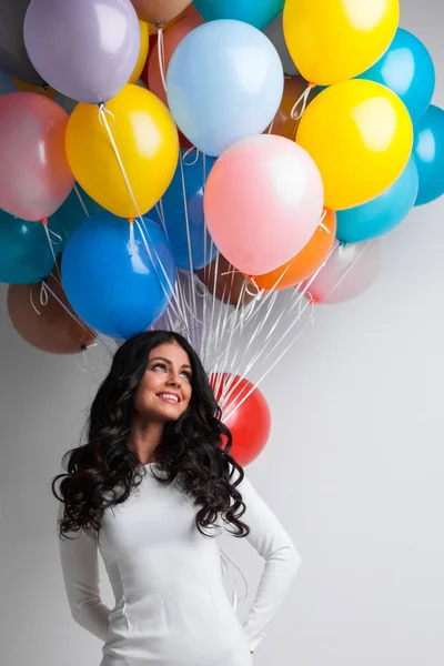 Renkli balonları olan kadın — Stok fotoğraf