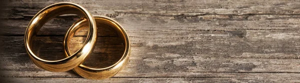 Golden wedding rings on wood — Stock Photo, Image