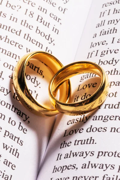 Anillos de boda dorados en el libro de la Biblia — Foto de Stock