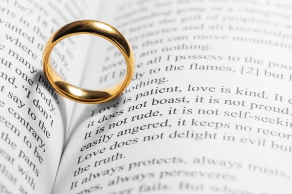 Zlatý snubní prsten na bibli — Stock fotografie
