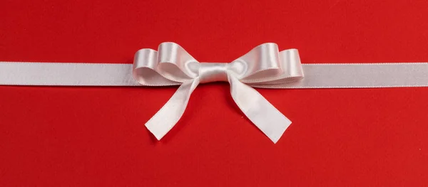 White bow on red — Stock Photo, Image