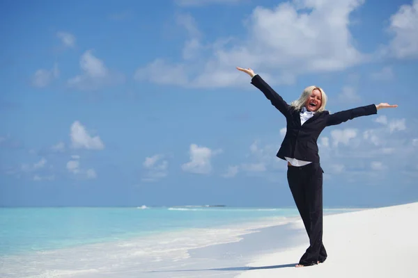 Mujer de negocios en la costa del océano — Foto de Stock