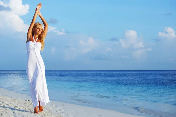 Жінка в білому на пляжі — стокове фото