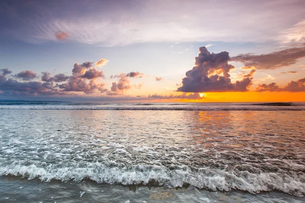 Incrível pôr do sol forma praia de Bali — Fotografia de Stock