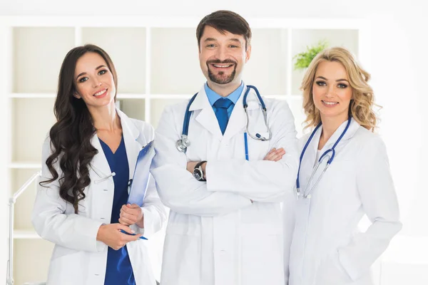 Médicos Sorridentes Com Estetoscópios Consultório Clínica Médica — Fotografia de Stock