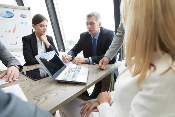 Empresários Sentados Redor Mesa Uma Reunião Trabalhando Com Computadores Documentos — Fotografia de Stock