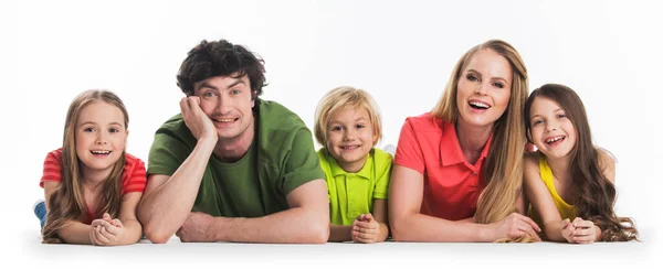 Boldog Család Szülők Három Gyermek Feküdt Padlón Elszigetelt Fehér Alapon — Stock Fotó
