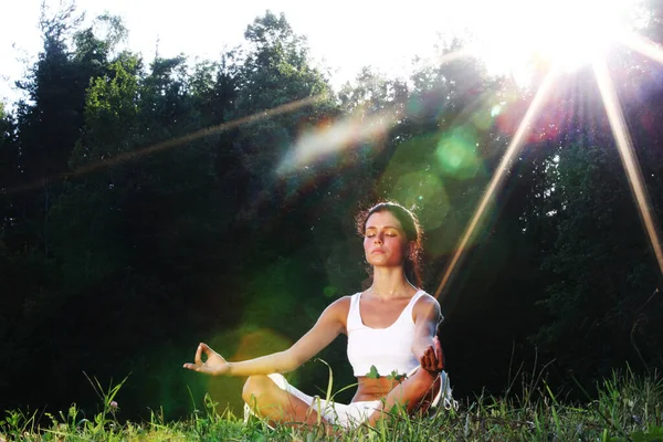 Junge Yoga Frau Posiert Auf Grünem Gras Sonnenaufgangslicht — Stockfoto