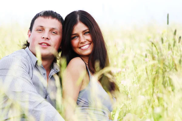 Feliz Pareja Joven Aire Libre Dos Amantes Campo Hierba —  Fotos de Stock