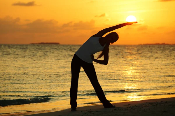 Yoga Frau Silhouette Über Sonnenuntergang Himmel Und Meer Hintergrund — Stockfoto