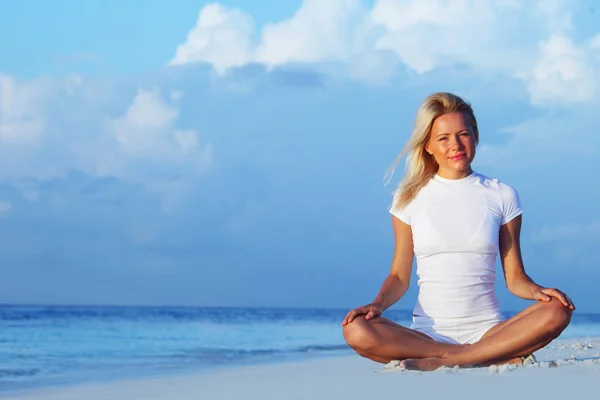 Jonge Vrouw Doet Yoga Lotus Oefening Buiten Zee Strand — Stockfoto