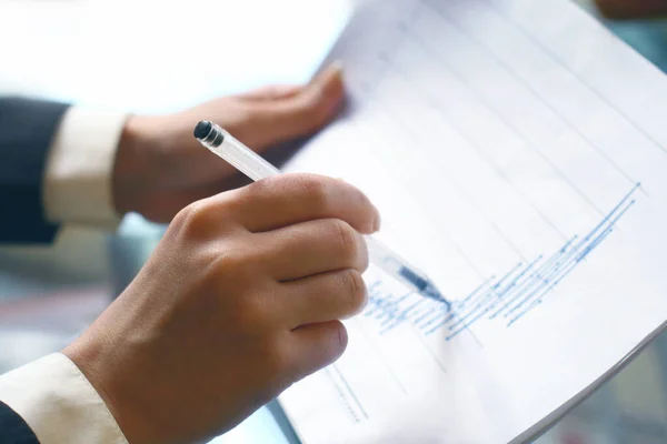 Read Graph Financial Report Hand Pointing Graph Pen — Stock Photo, Image