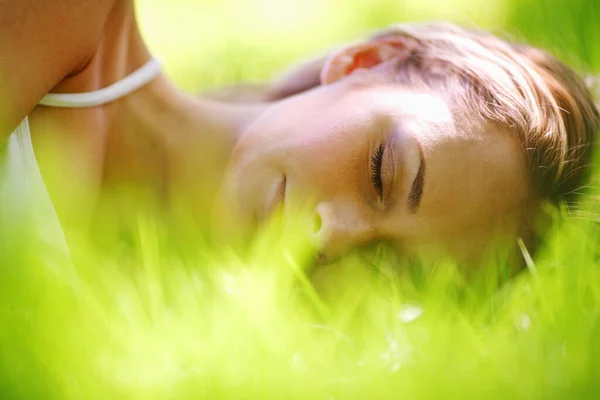 Όμορφη Νεαρή Γυναίκα Κοιμάται Στο Πράσινο Γρασίδι Της Άνοιξης — Φωτογραφία Αρχείου