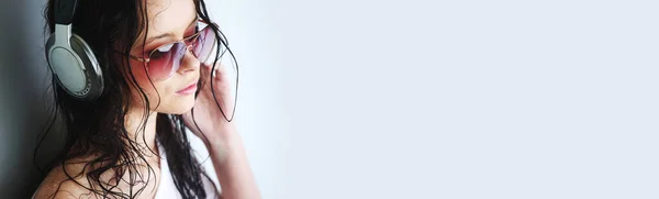 Mujer Joven Escuchando Música Auriculares Disfrutando Baile Primer Plano Retrato —  Fotos de Stock