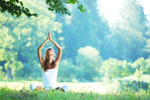 Mulher Ioga Branco Grama Verde Parque Pose Asana Lótus — Fotografia de Stock