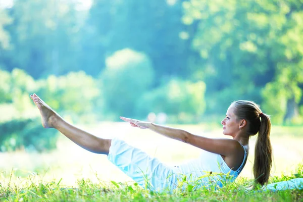 Woman Lay Training Ground Yoga Outdoors — Stock Photo, Image