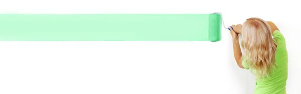 여자는 페인트 롤러를 사용하여 자신의 흰색에서 초록색으로 본문을 복사하는 공간을 — 스톡 사진