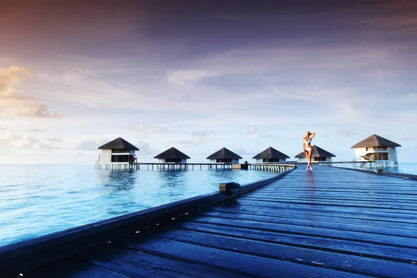 Frau Bikini Auf Einer Brücke Heimatmeer Und Der Maledivische Sonnenuntergang — Stockfoto