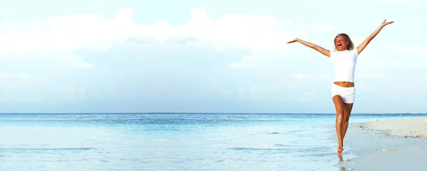 Glad Tjej Kör Längs Havet Kusten — Stockfoto