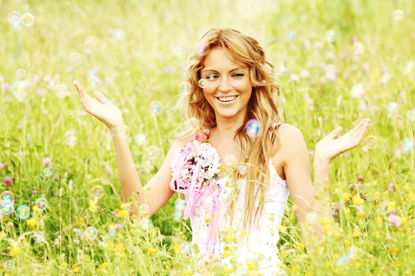 Menina Loira Começa Bolhas Sabão Sorrindo Campo Primavera Verde — Fotografia de Stock