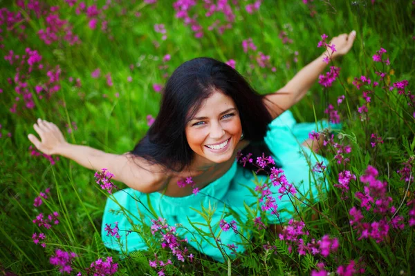 Красива Молода Жінка Сукні Літньому Квітковому Полі — стокове фото