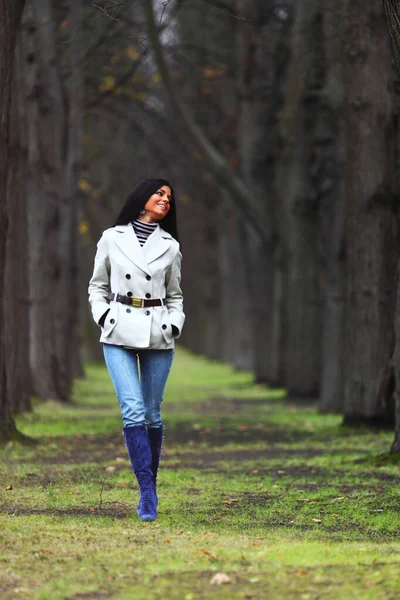 Felice Sorridente Giovane Donna Piedi Nel Parco Autunnale Con Alberi — Foto Stock