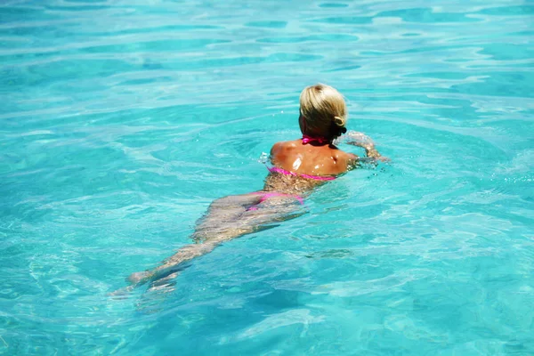 Bella Donna Nuotare Acqua Blu Mare Piscina — Foto Stock