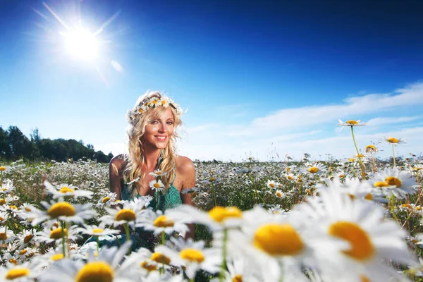 Vacker Flicka Klänning Soliga Tusensköna Blommor Fält — Stockfoto