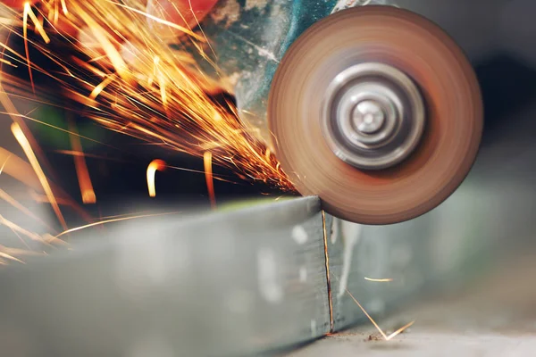 Metal Testereyle Kesme Kıvılcımlar Püskürtür — Stok fotoğraf