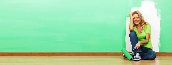 Giovane Donna Attraente Seduta Sorridente Guardando Fresco Dipinto Muro Finito — Foto Stock