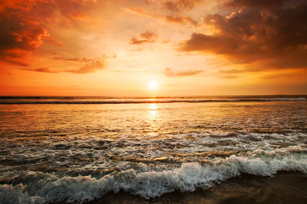 Fantastisk Solnedgång Från Bali Double Six Strandsurfing Vågor Och Färgglada — Stockfoto