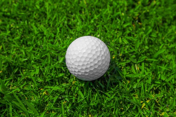 Golfbal Groen Gras Van Golfbaan Bovenaanzicht — Stockfoto