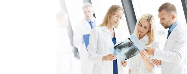 Equipe Especialistas Médicos Olhando Para Imagem Reunião Escritório Hospital — Fotografia de Stock